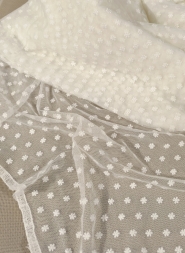 Bawełniany haft na tiulu ecru 130cm/0,5m.