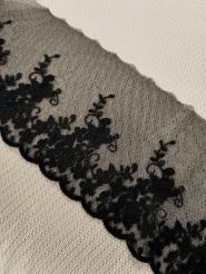 Bawełniany haft na tiulu czarny 13,5cm/0,5m.