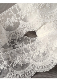 Bawełniany haft na tiulu ecru 7,5cm/0,5m.