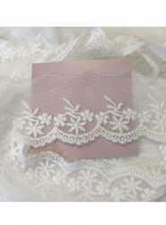 Bawełniany haft na tiulu ecru 40mm/1m.