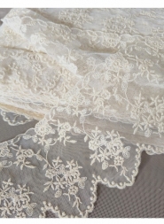 Bawełniany haft na tiulu beżowy 11cm/0,5m.