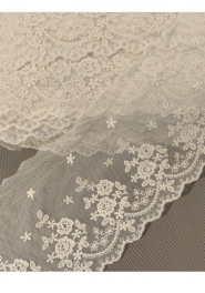 Bawełniany haft na tiulu beżowy 13cm/1m.