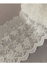 Bawełniany haft na tiulu beżowy 21cm/0,5m.