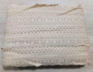 Bawełniany haft na tiulu beżowy 12cm/0,5m.
