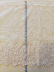 Bawełniany haft na tiulu beżowy 42cm/0,5m.