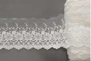 Bawełniany haft na tiulu ecru 11cm/0,5m.