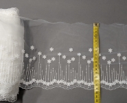 Bawełniany haft na tiulu ecru 19cm/0,5m.