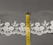 Bawełniany haft na tiulu ecru 9cm/0,5m.