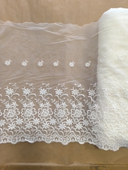 Bawełniany haft na tiulu ecru 40cm/0,5m.