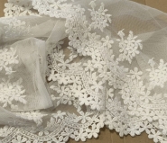 Bawełniany haft na tiulu ecru 13cm/0,5m.