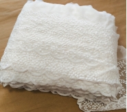 Bawełniany haft na tiulu ecru 32cm/0,5m.