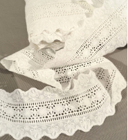 Haft na bawełnie 9cm/0,5m.