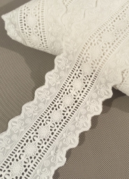 Haft na bawełnie 9cm/0,5m.