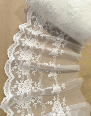 Bawełniany haft na tiulu ecru 21cm/0,5m.