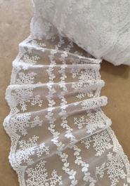 Bawełniany haft na tiulu ecru 16cm/0,5m.