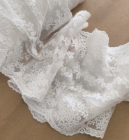 Bawełniany haft na tiulu ecru 16cm/0,5m.