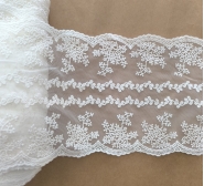 Bawełniany haft na tiulu ecru 16cm/0,5m.