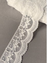 Bawełniany haft na tiulu ecru 7,5cm/0,5m.