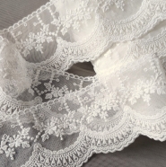 Bawełniany haft na tiulu ecru 7,5cm/0,5m.