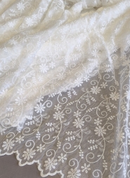 Bawełniany haft na tiulu ecru 130cm/0,5m.