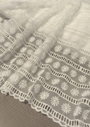 Bawełniany haft na tiulu ecru 130cm/0,5m.