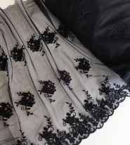 Bawełniany haft na tiulu czarny 40cm/0,5m.