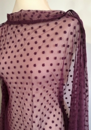 Bawełniany haft na tiulu burgundowy 130cm/0,5m.