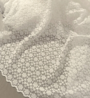 Bawełniany haft na tiulu ecru 130cm/0,5m.