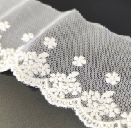 Bawełniany haft na tiulu 6cm/1m.