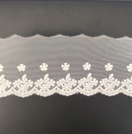 Bawełniany haft na tiulu 6cm/1m.