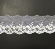 Bawełniany haft na tiulu ecru 40mm/1m.