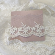 Bawełniany haft na tiulu ecru 40mm/1m.