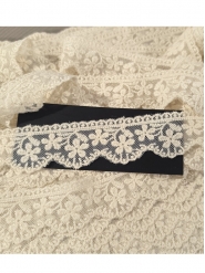 Bawełniany haft na tiulu beżowy 28mm/1m.