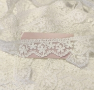 Bawełniany haft na tiulu ecru 28mm/1m.