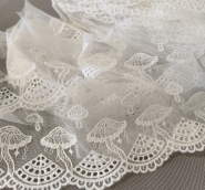 Bawełniany haft na tiulu ecru 10cm/0,5m.