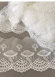 Bawełniany haft na tiulu ecru 10cm/0,5m.