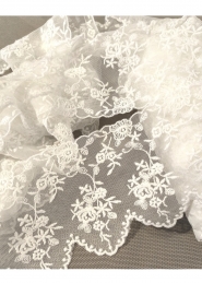 Bawełniany haft na tiulu ecru 11cm/0,5m.