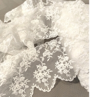 Bawełniany haft na tiulu ecru 11cm/0,5m.