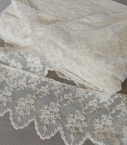 Bawełniany haft na tiulu beżowy 11cm/0,5m.