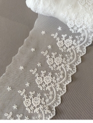 Bawełniany haft na tiulu ecru 13cm/1m.