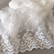 Bawełniany haft na tiulu ecru 13cm/1m.