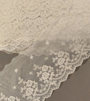 Bawełniany haft na tiulu beżowy 13cm/1m.