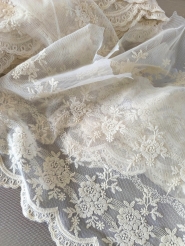 Bawełniany haft na tiulu beżowy 21cm/0,5m.